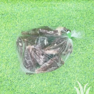 Plastic zak met bevroren vleesvleugels op groene ondergrond
