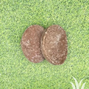 Twee bevroren runderhamburgers op grasachtergrond